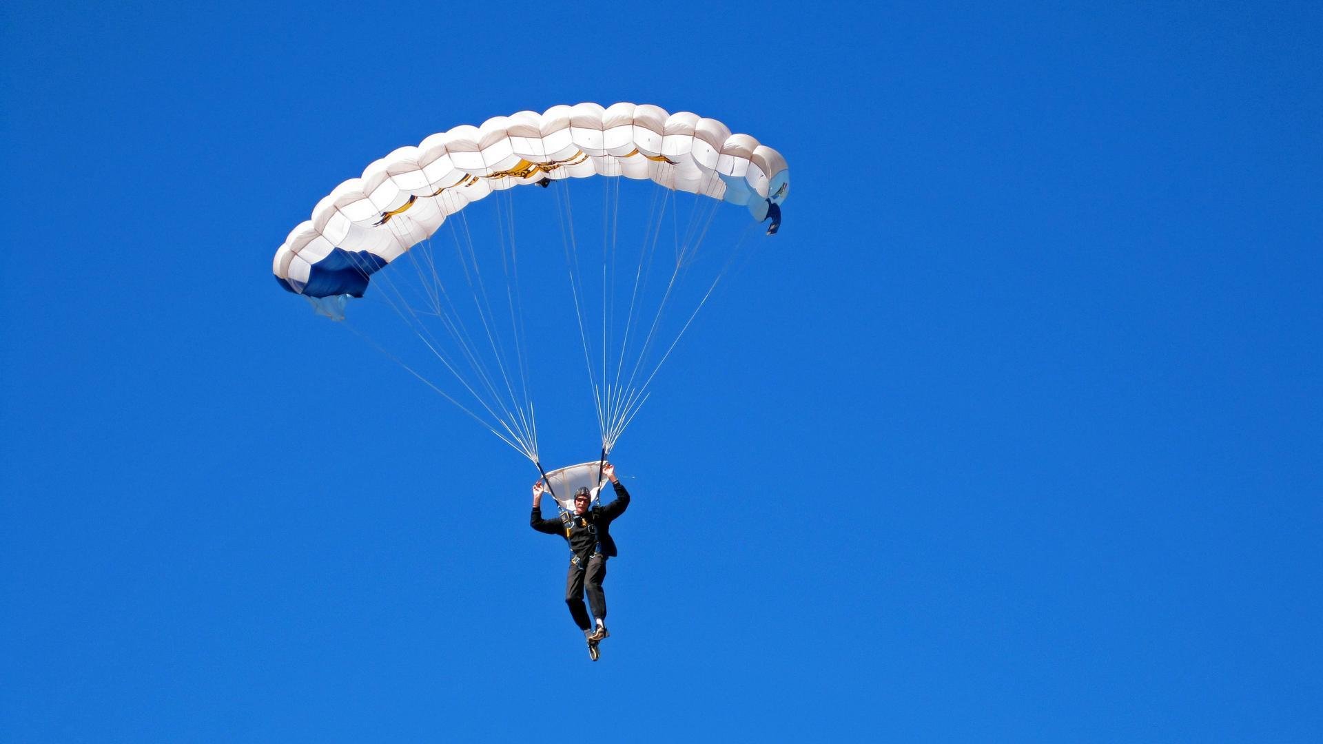 开云体育首页-F1赛事中最激动人心的十个瞬间，f1最精彩的一场比赛